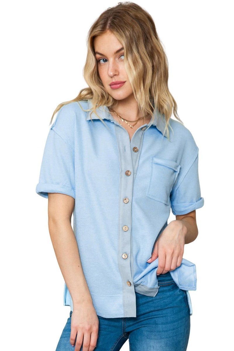 Blusa abotoada de manga curta em malha waffle com lavagem ácida azul celeste - Nannipaty