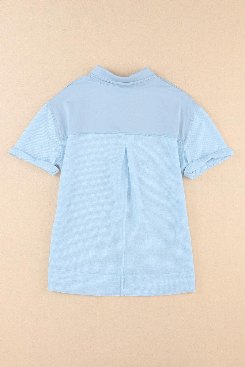 Blusa abotoada de manga curta em malha waffle com lavagem ácida azul celeste - Nannipaty